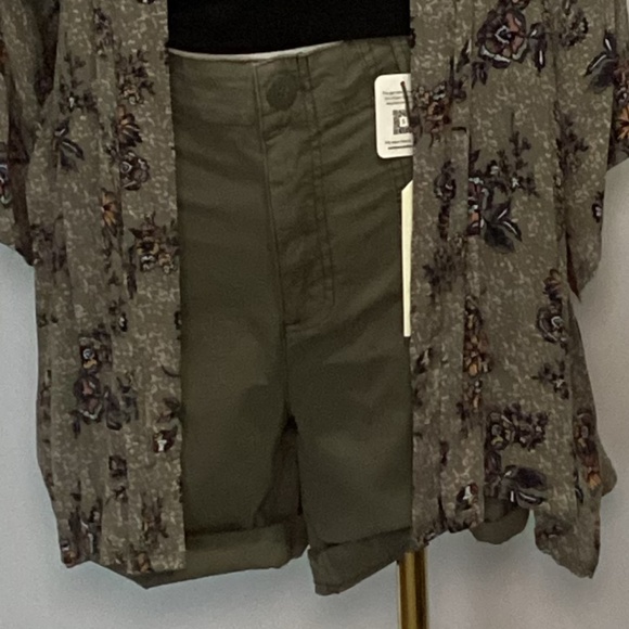 4. Sanctuary Olive Green Cargo Shorts NWT Size 32 - Picture 5 of 8